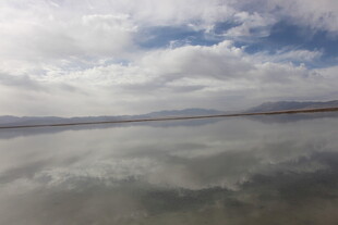 天空之境般的静谧湖泊