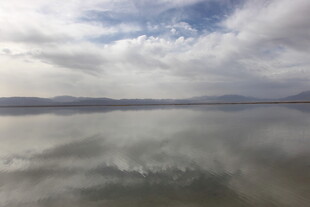 平静湖面倒映天空美景