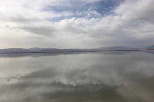 平静湖面倒映天空美景