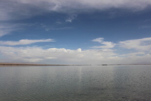 广阔水域与蓝天白云景象