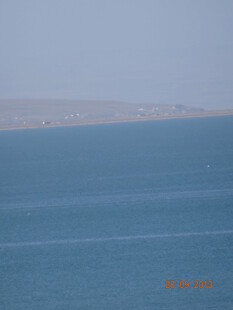 广阔蓝色海面远景