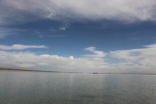 广阔湖面与蓝天白云美景