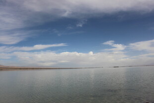 广阔湖面与蓝天白云美景