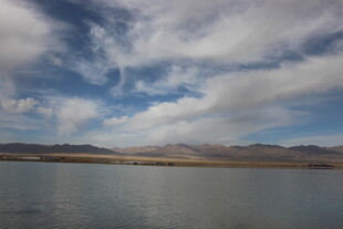 宁静湖畔的蓝天白云美景
