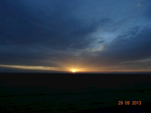 草原上的壮丽日落景观