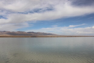 广阔平静的高原湖泊风光