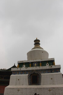 藏式白塔建筑风貌