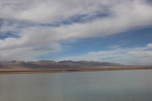 湖畔蓝天远山美景