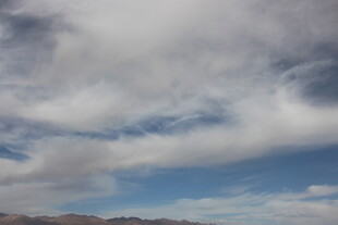 蓝天白云下的壮阔天空