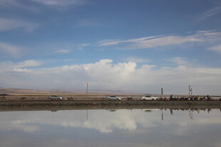 湖畔蓝天倒影 宁静美景