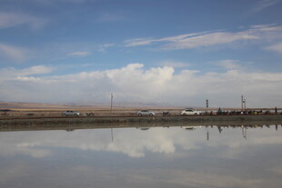 平静湖面映蓝天白云