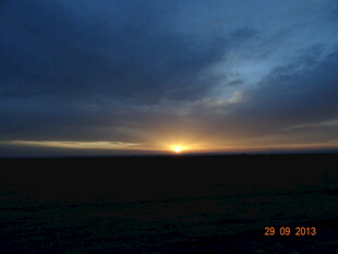 草原上的壮丽日出美景
