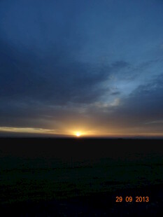 草原暮色中的落日美景