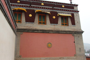 藏式建筑红墙与装饰