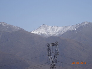 雪山前的电力铁塔