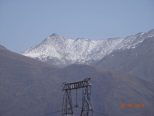 雪山下的输电塔