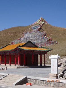 草原上的中式传统建筑