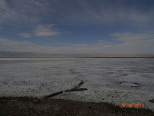 广阔盐湖风光