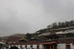 山间藏式建筑群