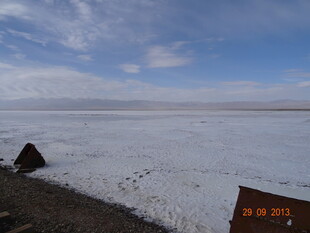 冰封湖面的壮阔景象