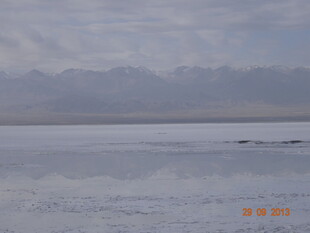 广阔盐湖与远处山脉景观