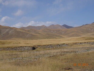 广袤荒原与连绵远山