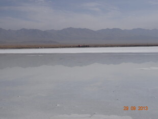 广阔盐湖风光