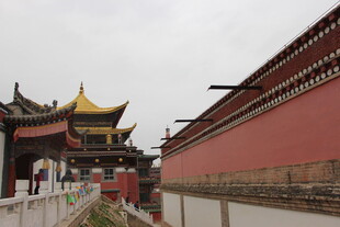 中式古建筑红墙金顶景观