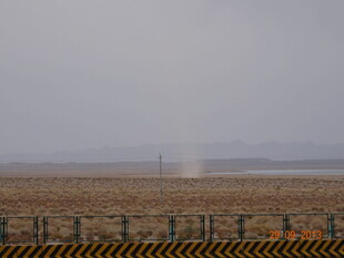 公路旁的开阔荒原景象