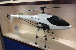 白色直升机模型展示