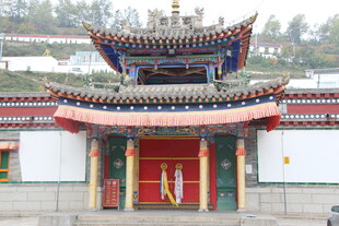 中式传统庙宇建筑一角