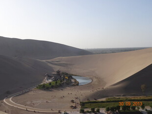 沙漠中的月牙泉美景