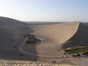 沙漠中的绿洲景观