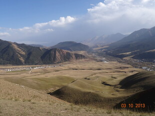 广袤山间平原风景