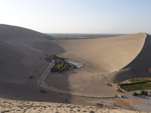 沙漠中的绿洲景观