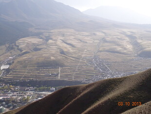 俯瞰山间城镇与广袤田野