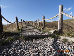 乡间碎石小径与木栏风景