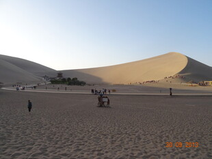 沙漠风光中的游人漫步