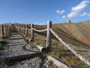 山间木栏步道风景
