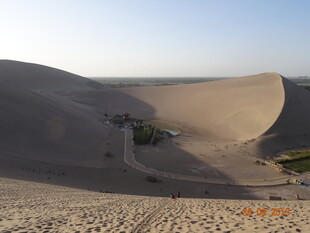 沙漠中的绿洲景观