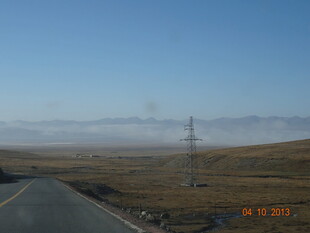 旷野公路 远方矗立电塔
