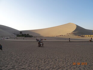 沙漠风光中的游人漫步