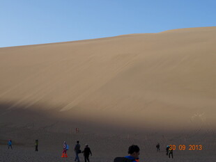 沙漠风光下的游人漫步