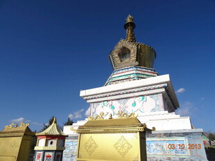 藏式佛塔 蓝天映衬下的庄严