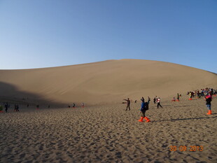 沙漠中人群漫步景象