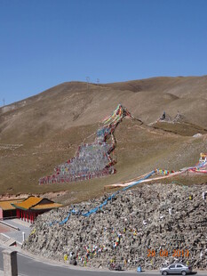藏区山坡经幡与石堆景观