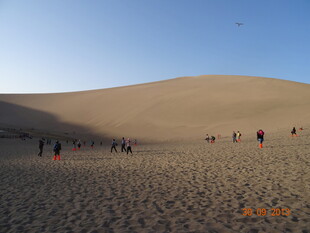 沙漠中漫步的人群