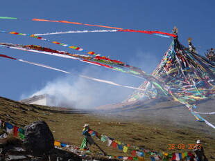 高原上的五彩经幡飘扬