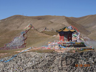 藏区山间经幡环绕的小屋
