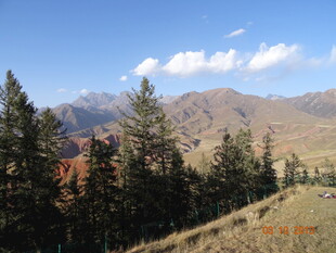 山间美景 蓝天白云绿树